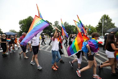 Czestochowa, Polonya -16 Haziran 2019: Eşitlik Yürüyüşü sırasında gökkuşağı bayraklı insanlar, LGBT Mart Czestochowa, Silezya