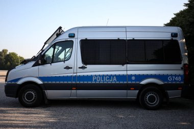 Czestochowa, Polonya - 15 Ağustos 2019: Polonya polis arabası sokağa park edildi