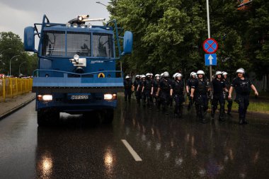Czestochowa, Polonya - 16 Haziran 2019: Polonyalı polisler eylem halindeki insanları, beyaz kaskları ve plastik kılıfları koruyorlar