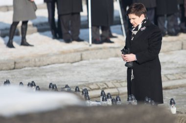 Auschwitz-Birkenau, Polonya - 27 Ocak 2017: Auschwitz 'in kurtuluşunun 72. yıldönümü. Başbakan Beata Szydlo anıtta