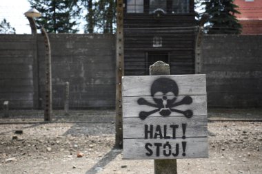 Auschwitz, Oswiecim, Polonya - 27 Ocak 2020: Auschwitz Toplama Kampı Yahudi Soykırımı Müzesi 'nin bir bölümü, dikenli telli elektrikli çit ve izleme kulesi, Arbeit Macht Frei