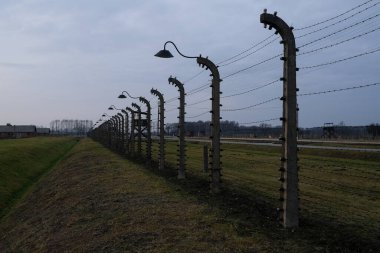 Auschwitz - Birkenau, Polonya - 6 Düzenbaz 2019: dikenli telli elektrikli tel, geceleri, toplama kampı Auschwitz II Birkenau
