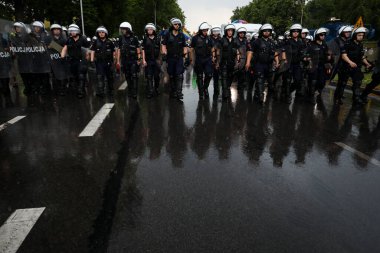 Czestochowa, Polonya - 16 Haziran 2019: Polonyalı polisler eylem halindeki insanları, beyaz kaskları ve plastik kılıfları koruyorlar