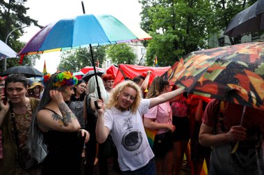 Czestochowa, Polonya -16 Haziran 2019: Eşitlik Yürüyüşü sırasında gökkuşağı bayraklı insanlar, LGBT Mart Czestochowa, Silezya