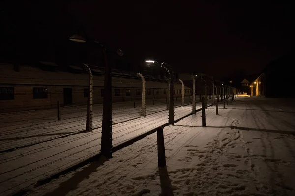 Auschwitz Birkenau Poland Decemeber 2019 Електричний Паркан Колючим Дротом Вночі — стокове фото
