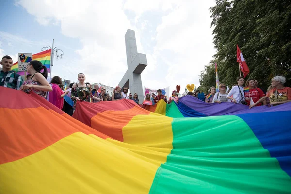 2018年7月8日 在平等大游行期间手持彩虹旗的人 在西里西亚捷克的Lgbt大游行 — 图库照片