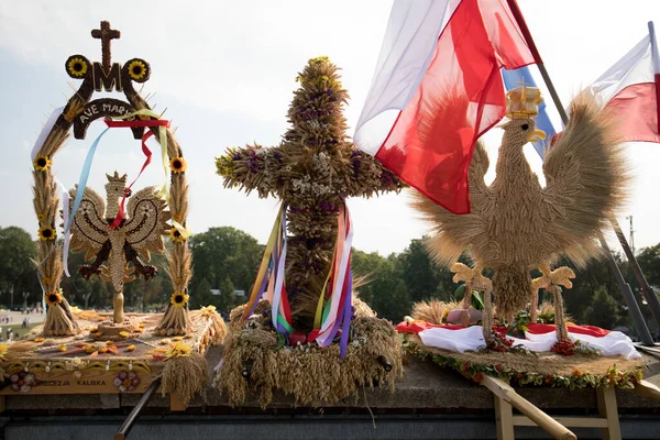Czestochowa, Polonya - 02 Eylül 2018: Czestochowa 'daki Jasna Gora Manastırı' nda ülke çapında hasat festivali, geleneksel kostümlü hacılar ve hasat çelengi