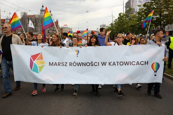 2019年9月7日 波兰卡托维茨 在平等大游行期间手持彩虹旗的人 Lgbt大游行 在西里西亚卡托维茨 — 图库照片