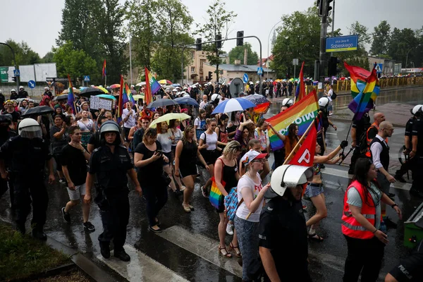 2019年6月16日 捷克斯托霍瓦 在平等大游行期间拿着彩虹旗的人 Lgbt大游行 在西里西亚 捷克斯托霍瓦 — 图库照片