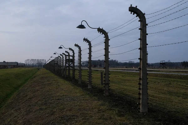 Auschwitz Birkenau Polska Grudnia 2019 Ogrodzenie Elektryczne Drutem Kolczastym Nocą — Zdjęcie stockowe