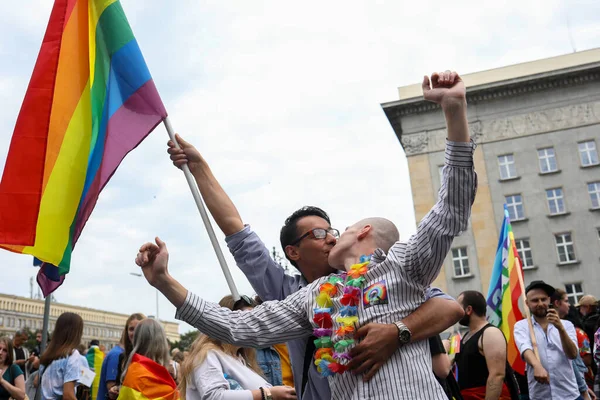 2019年9月7日 波兰卡托维茨 在平等大游行期间手持彩虹旗的人 Lgbt大游行 在西里西亚卡托维茨 — 图库照片