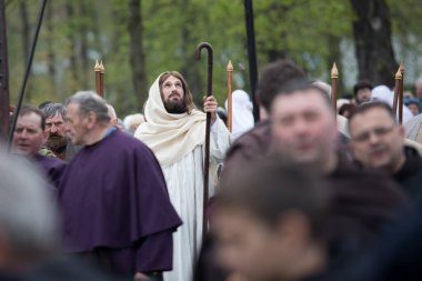 Kalwaria Zebrzydowska, Polonya - 13 Nisan 2017: Paschal Triduum kutlamaları. 12 yaşlı adamın bacaklarını yıkıyorum.