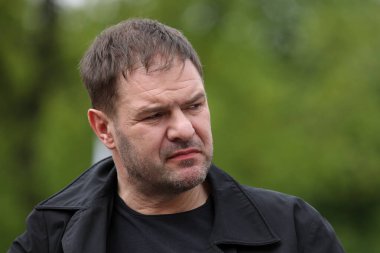 Krakow, Polonya - 29 Nisan 2019: Tomasz Pawel Karolak Polonyalı film ve sahne oyuncusu, tiyatro yönetmeni, şarkıcı, Paczki w tluszczu grubunun vokalisti. CAMERA 2019 festivali sırasında röportaj
