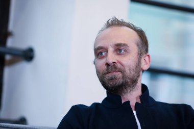 Krakow, Polonya - 29 Nisan 2019: Wojciech Mecwaldowski Polonya filmi, televizyon ve sahne oyuncusu. CAMERA festivali sırasında röportaj