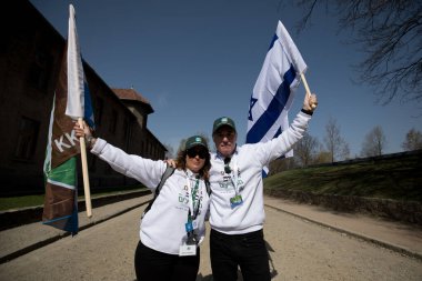 Oswiecim, Polonya - 12 Nisan 2018: Uluslararası Soykırım Anma Günü. Binlerce İsrail bayrağıyla Auschwitz 'e gelip Yaşayanlar Yürüyüşü' nü Alman toplama kampında kutsamak için dua ediyor..