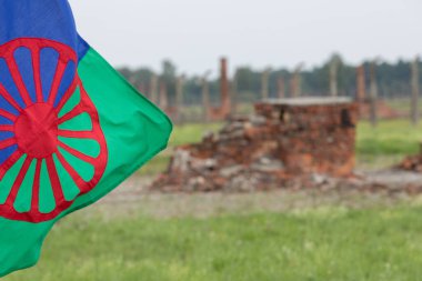 Auschwitz, Polonya - 02 Ağustos 2017: Avrupa Roman Soykırımı, Zigenerlager 'in KL Auschwitz-Birkenau' da tasfiye edilişinin 73. yıldönümü