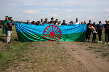 Auschwitz, Polonya - 02 Ağustos 2019: Avrupa Roman Soykırımı, Zigenerlager 'in KL Auschwitz-Birkenau' da tasfiye edilmesinin 75. yıldönümü