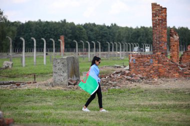 Auschwitz, Polonya - 02 Ağustos 2019: Avrupa Roman Soykırımı, Zigenerlager 'in KL Auschwitz-Birkenau' da tasfiye edilmesinin 75. yıldönümü