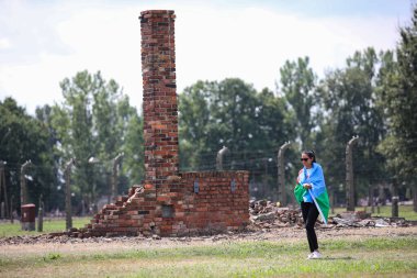 Auschwitz, Polonya - 02 Ağustos 2019: Avrupa Roman Soykırımı, Zigenerlager 'in KL Auschwitz-Birkenau' da tasfiye edilmesinin 75. yıldönümü