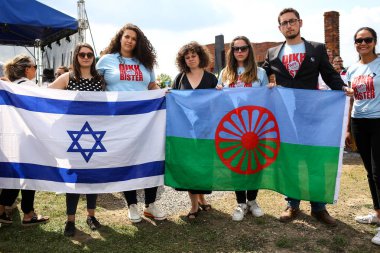 Auschwitz, Polonya - 02 Ağustos 2019: Avrupa Roman Soykırımı, Zigenerlager 'in KL Auschwitz-Birkenau' da tasfiye edilmesinin 75. yıldönümü