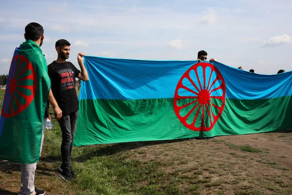 Auschwitz, Polonya - 02 Ağustos 2019: Avrupa Roman Soykırımı, Zigenerlager 'in KL Auschwitz-Birkenau' da tasfiye edilmesinin 75. yıldönümü