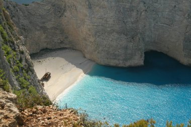 Yunanistan, Zakynthos adası: Dünyanın en ünlü plajlarından biri olan boş Navagio Körfezi ve Batık Kumsalı 'nın inanılmaz manzarası