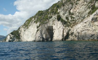 Yunanistan 'ın Zakynthos adasındaki mavi mağaralar