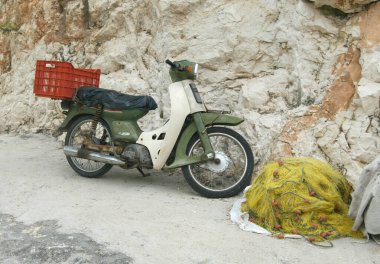 Zakynthos Adası, Yunanistan - 27 Eylül 2008: Kayanın oraya park edilmiş eski motosiklet