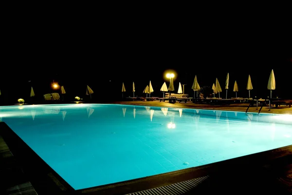 Piscina Vacía Del Hotel Por Noche —  Fotos de Stock