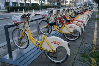 Milan, İtalya - 22 Şubat 2020: Bisiklet parklarında park edilmiş şehir bisikletleri