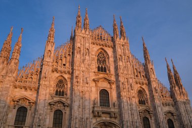 Milan, İtalya, Lombardiya: 24 Şubat 2019: Katedral Duomo di Milano, Piazza del Duomo, Saint Maria Katedrali