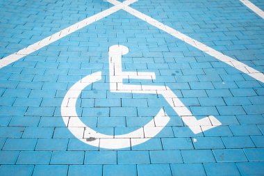 Engelliler için işaretli park yeri
