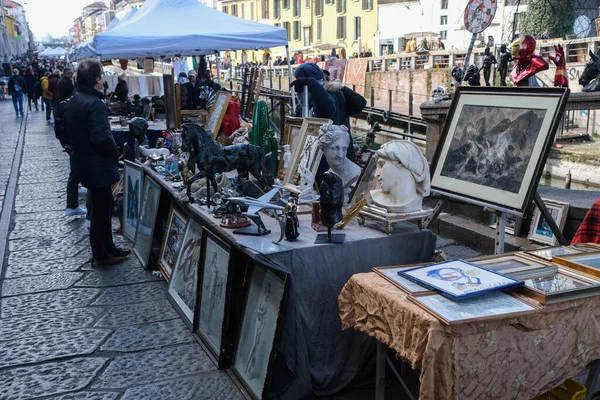 İtalya, Milano - 20 Şubat 2020: Açık havada antika pazarı. Naviglio Grande, Lombardy 'nin kuzey İtalya kanalı.