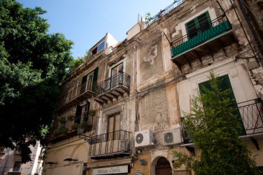 Palermo, İtalya - 20 Eylül 2012: Palermo binaları eski şehir, Palermo pencereleri Sicilya