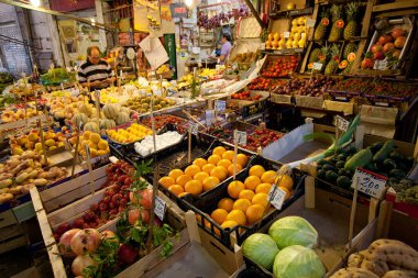 Palermo, Sicilya, İtalya - 14 Eylül 2014: Palermo şehrinde taze sebzeler ve meyvelerle taze pazar