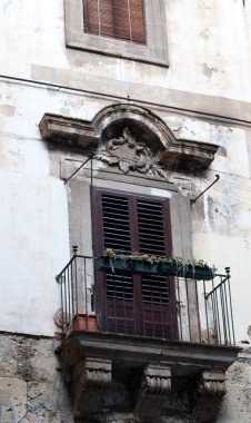 Palermo, İtalya - 20 Eylül 2012: Palermo binaları eski şehir, Palermo pencereleri Sicilya