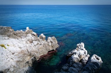 Sicilya, İtalya: Taşlı plaj, berrak turkuaz su