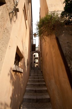 Cefalu, Sicilya, İtalya - 14 Eylül 2014: Eski şehir Cefalu sokak manzarası