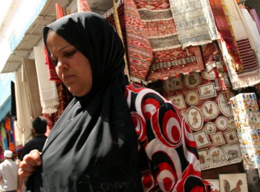 Tunus, Tunus - 11 Haziran 2009: Tunuslu insanlar sokakta