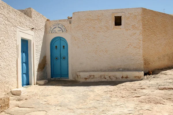Tunézia Június 2009 Fehér Épület Kék Díszítő Ablak Ajtók Tunéziában — Stock Fotó