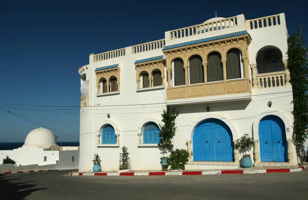 突尼斯 2009年6月10日 突尼斯有蓝色装饰门窗的白色建筑 — 图库照片