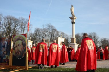 Czestochowa, Polonya - 30 Mart 2019: Papaz Piotr Natanek 'in liderliğindeki İsa' nın Şövalyeleri Jasna Gora Manastırı 'nda bir araya geldi.