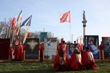 Czestochowa, Polonya - 30 Mart 2019: Papaz Piotr Natanek 'in liderliğindeki İsa' nın Şövalyeleri Jasna Gora Manastırı 'nda bir araya geldi.