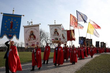 Czestochowa, Polonya - 30 Mart 2019: Papaz Piotr Natanek 'in liderliğindeki İsa' nın Şövalyeleri Jasna Gora Manastırı 'nda bir araya geldi.