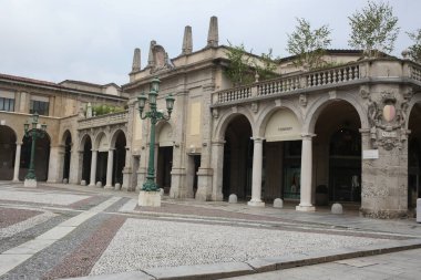 Bergamo, Lombardy, İtalya - 22 Eylül 2019: Bergamo Citta Bassa, The Sentierone. Şehir merkezinin en ünlü yaya yolu manzarası.