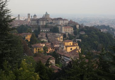 Bergamo, İtalya, Lombardiya: Bergamo 'nun sisli bir sonbahar akşamındaki manzarası