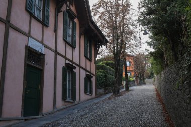 Bergamo, İtalya, Lombardy - 22 Eylül 2019: Bergamo Citta Alta yolu Castello di San Vigilio (San Vigilio Kalesi))