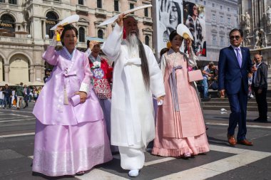 Milan, İtalya: 21 Eylül 2019: Koreli düğün çifti, gelin ve damat Piazza del Duomo meydanında, Katedral Duomo di Milano, Saint Maria Katedrali 'nin Doğumu