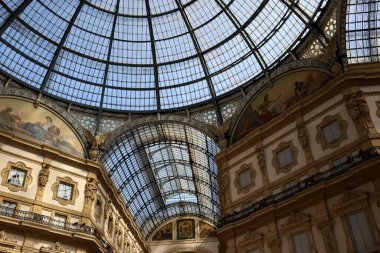 Milan, İtalya: 24 Eylül 2019: Galleria Vittorio Emanuele II, Piazza del Duomo. En eski İtalyan alışveriş merkezi ve Milano 'nun önemli bir simgesi..
