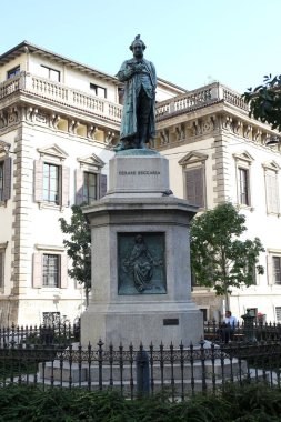 Milan, Italy- 20 Eylül 2019: Cesare Beccaria 'nın heykeli (Cesare Bonesana di Beccaria) İtalyan kriminolog, hukukçu, filozof ve politikacı. Cesare Meydanı Beccaria, Milan